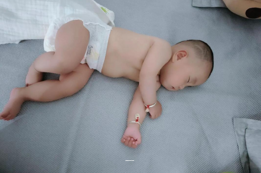 启东宝宝拉屎有黑色颗粒